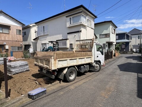 住宅街にある戸建て住宅の外観と前面道路