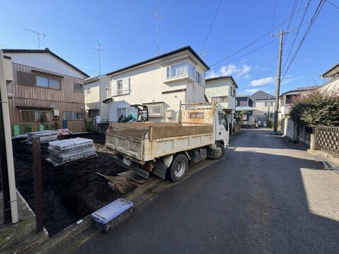 住宅街の道路と戸建て住宅の外観
