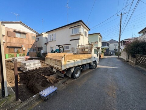 住宅街の前面道路と敷地の様子