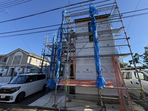 建築中の戸建て住宅と周辺の住宅