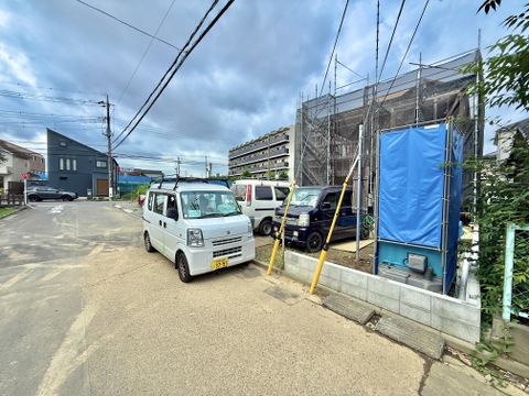 物件周辺の道路と建物の様子
