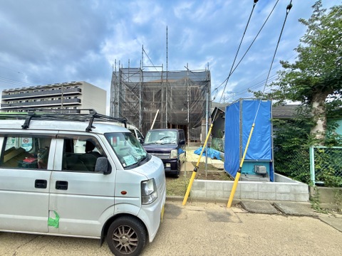 建築中の建物と前面道路の様子