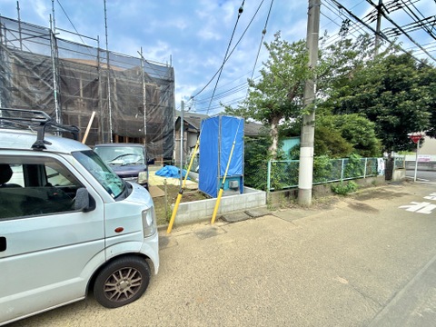 物件前の道路と周辺の街並み