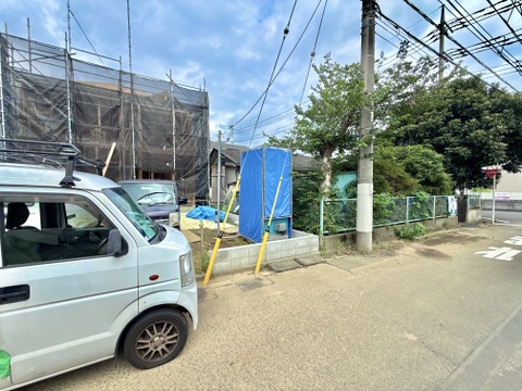 前面道路と周辺の建物・植栽