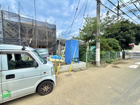 物件周辺の道路と建物外観