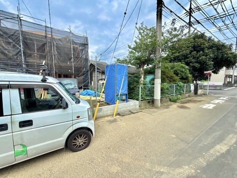 物件周辺の道路と住宅街の様子