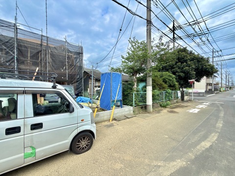 建物周辺の道路と住宅街の様子