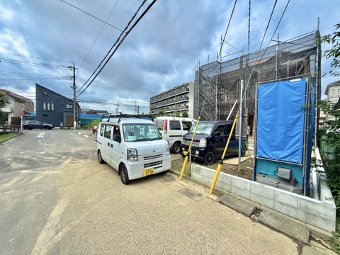 物件周辺の道路と青い囲い、車両の様子