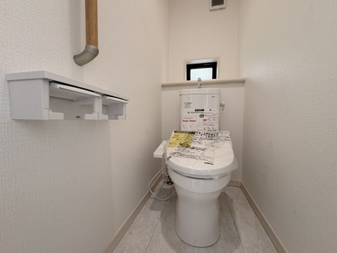 収納棚と小窓のあるトイレ