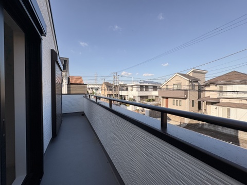 周囲の住宅を望むバルコニー