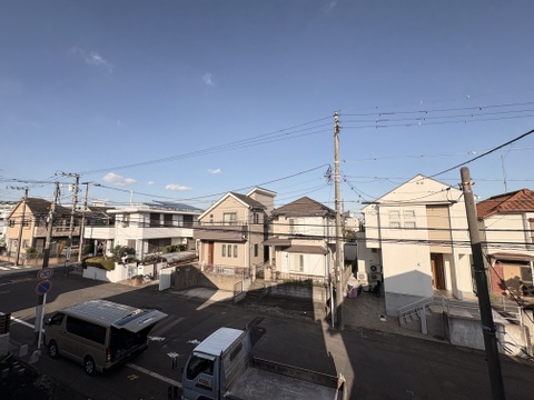住宅街を望むバルコニーからの眺望