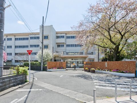 八王子市立元八王子東小学校　距離約410m