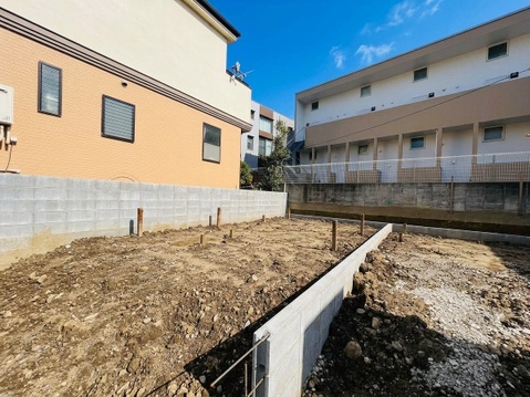 建物に囲まれた土の敷地と通路