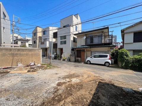 建築中の戸建てと周辺の住宅街