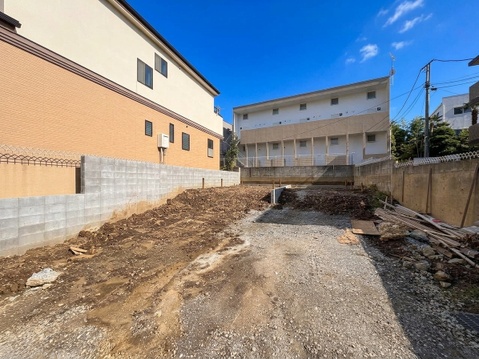 建築中の建物と整地された敷地