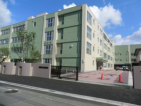 川崎市立東高津小学校　距離約160m