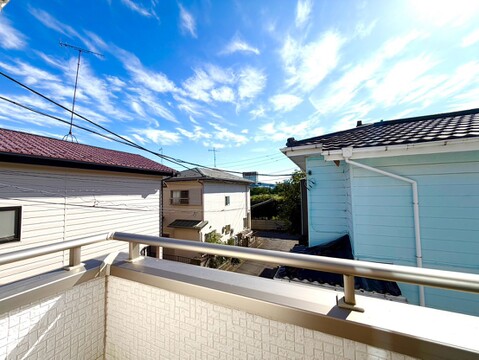 バルコニーから周辺住宅を望む眺め