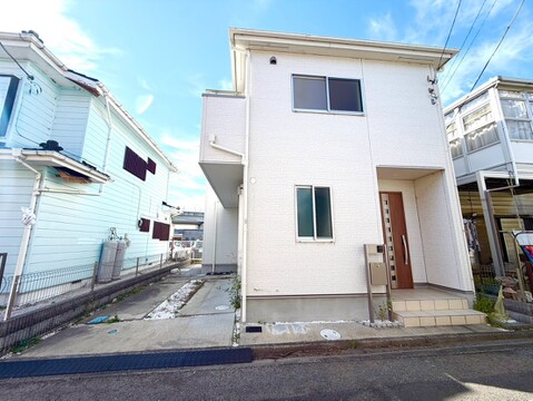 道路に面した2階建て住宅の外観