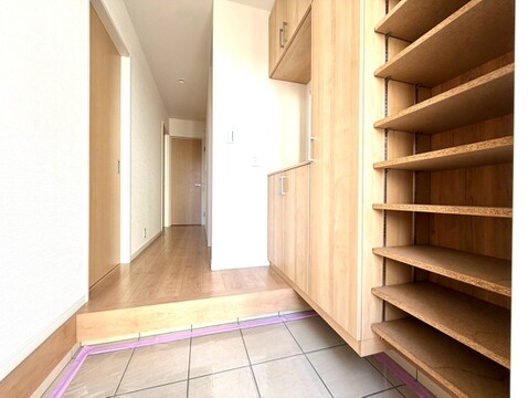 玄関から廊下と壁面収納を望む室内