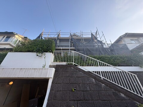 屋根越しに周辺の住宅と遠景を望む眺め