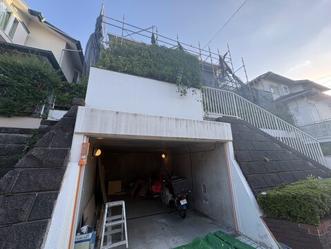 屋根付きの車庫がある住宅外観