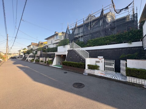 道路から見た集合住宅の外観