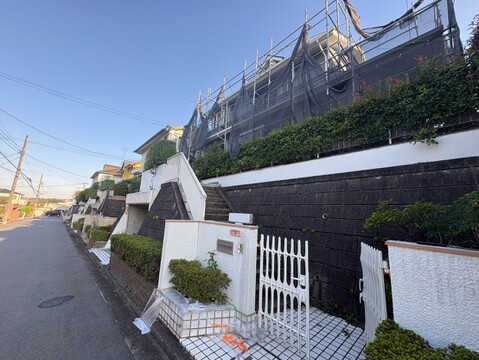 植栽と門扉のある戸建て外観