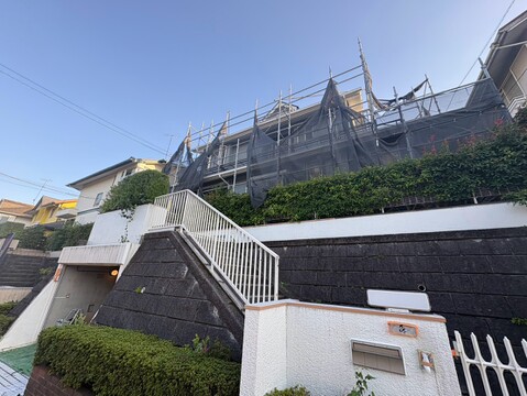 外観と階段、植栽が確認できる建物