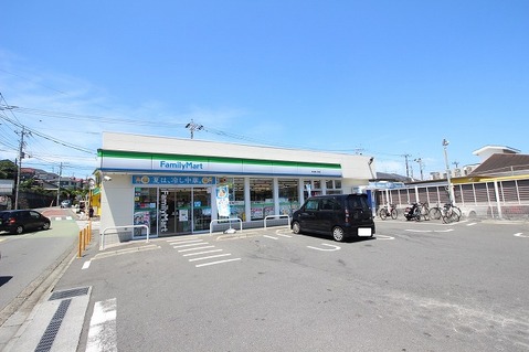 ファミリーマート　町田高ヶ坂店　距離約200m