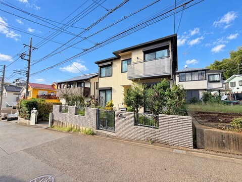 道路に面した2階建て住宅の外観