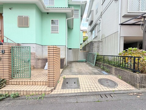 住宅前の舗装スペースと門扉