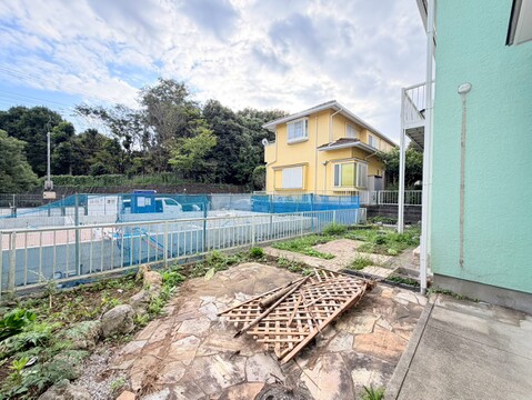 敷地内の古い木材と隣接する建物