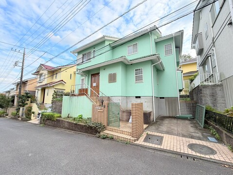 道路に面した戸建て住宅の外観