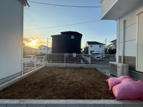 建物に囲まれた土の庭と通路