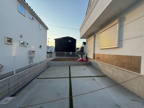 建物間のコンクリート通路