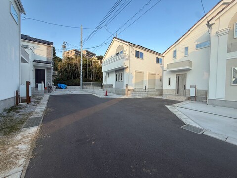 住宅が並ぶ舗装道路の街並み