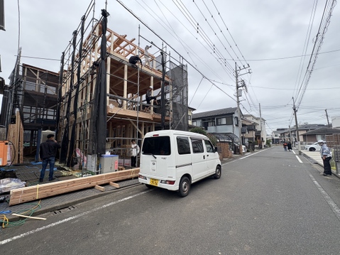 建物が並ぶ前面道路の街並み