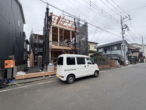 建物前の道路と周辺の街並み