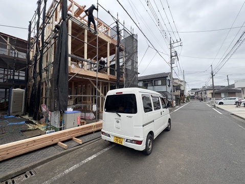 建築中の建物と前面道路の様子