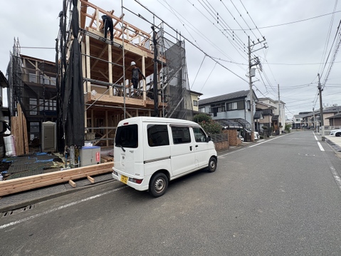 物件周辺の道路と建築中の建物