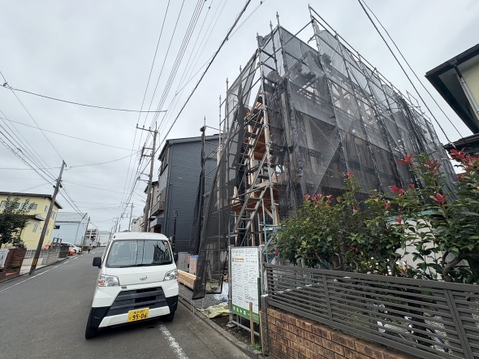 建築中の建物と前面道路の様子