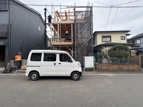 前面道路から見た建物外観と周辺の住宅
