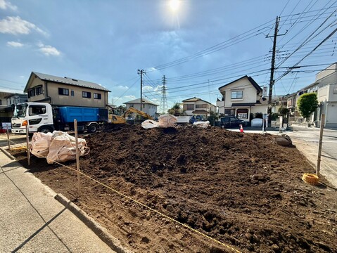建築前の整地された土地と周辺の住宅