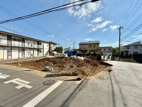 建築中の敷地と周辺道路の様子
