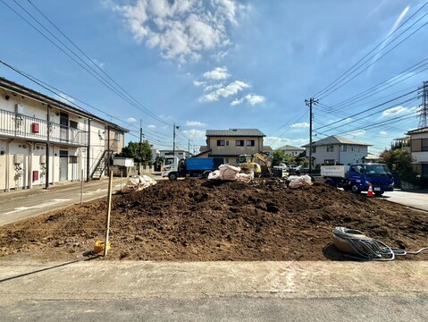 建築中の区画と周辺住宅の街並み