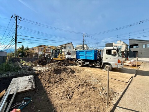 建築中の区画と周辺の住宅が見える現地風景