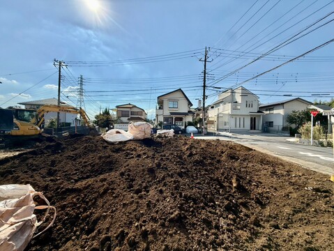 造成中の敷地と周辺の住宅街