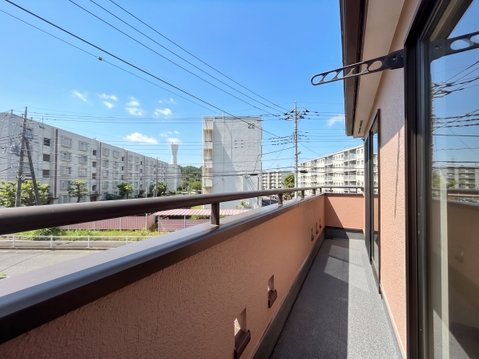 手すり付きのバルコニーから周辺の建物を望む