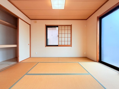 畳敷きの和室窓と障子のある室内