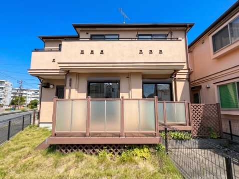 2階建て住宅の外観と前庭